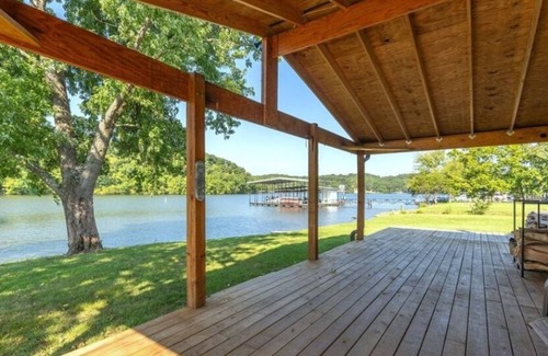 Barnett House | Beautiful 4 bedroom 2 bathroom lakeside cabin with large dock and sandy beach.