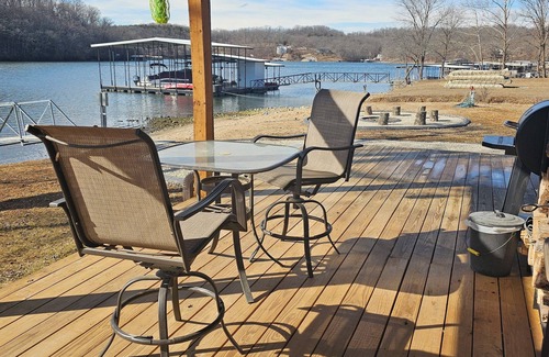 Barnett House | Beautiful 4 bedroom 2 bathroom lakeside cabin with large dock and sandy beach.
