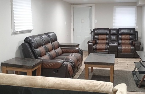 Woodlawn House | Beautiful 4 bedroom 2 bath pet friendly Chicago brick bungalow
