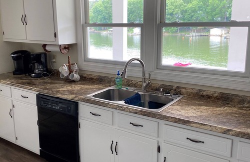 New London House | Beautiful 4 Bedroom, 3 Bath Lakefront House On Badin Lake North Carolina