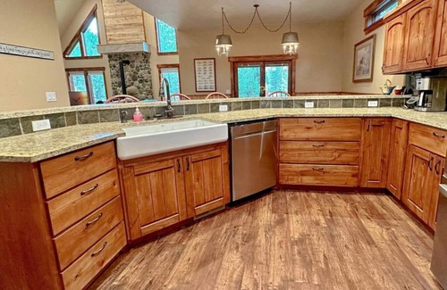 Donnelly Cabin | Beautiful 4 Bedroom Cabin. Near Cascade Lake!