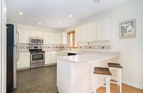 Macatawa House | Beautiful 4 Bedroom Family home. Minutes to downtown Holland & Saugatuck!