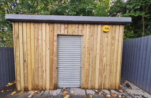 Park House | Beautiful 4 bedroom house near town centre. With Bike Store Perfect for Bike Park Wales