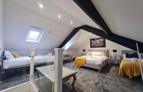 Park House | Beautiful 4 bedroom house near town centre. With Bike Store Perfect for Bike Park Wales