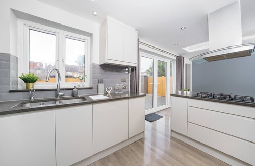 Chadwell Heath House | Beautiful 4 Bedroom House Immaculate Condition. Just Refurbished House.