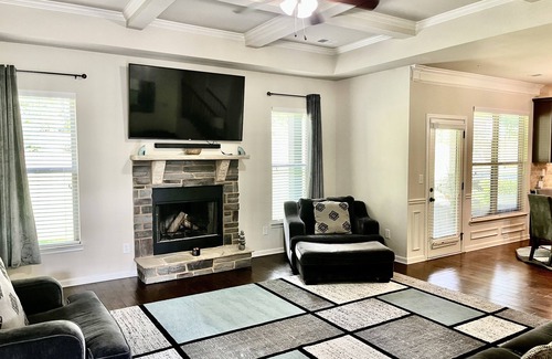 Cliftondale House | Beautiful 4 bedroom house - 13 min form the airport. (Music Studio Rental)