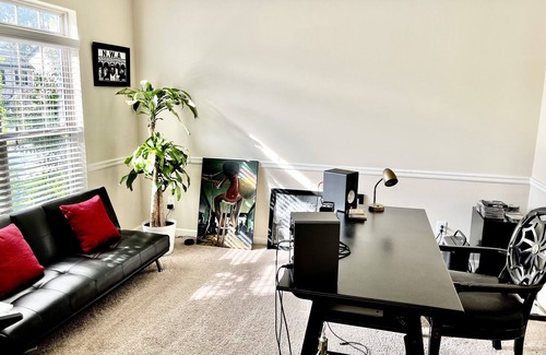 Cliftondale House | Beautiful 4 bedroom house - 13 min form the airport. (Music Studio Rental)