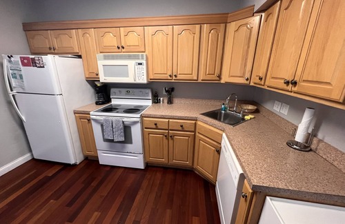 Southwest Garden House | Beautiful 4 bedroom Home by the Hill - Privacy Fenced Backyard and Fast Internet