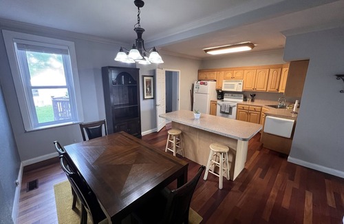 Southwest Garden House | Beautiful 4 bedroom Home by the Hill - Privacy Fenced Backyard and Fast Internet