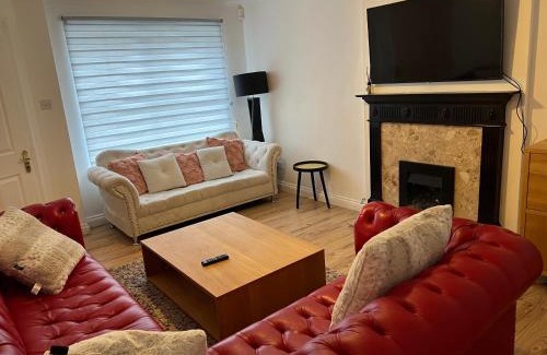 Greenwich House | Beautiful 4 bedroom home 3 bathrooms, Excellent location, Family, Group, Corporate, Contractor