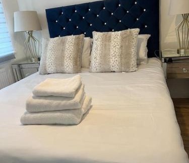 Greenwich House | Beautiful 4 bedroom home 3 bathrooms, Excellent location, Family, Group, Corporate, Contractor