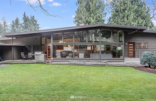 Auburn House | Beautiful 4 bedroom home in the heart of Auburn with indoor fireplace