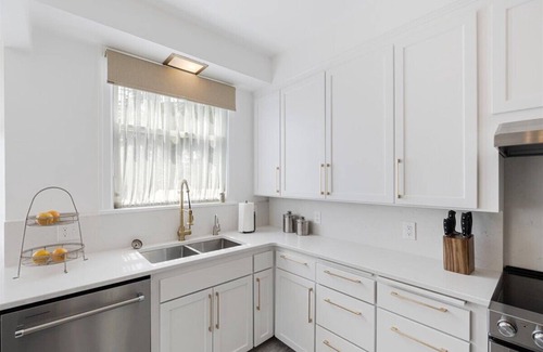 Newberg House | Beautiful 4 bedroom! Hot Tub, Fabulous Downtown Newberg Location!