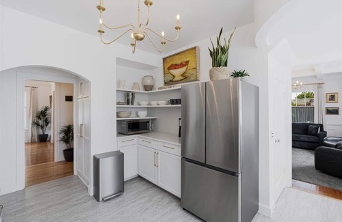 Newberg House | Beautiful 4 bedroom! Hot Tub, Fabulous Downtown Newberg Location!