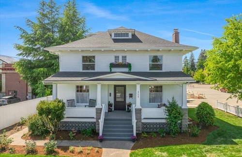Newberg House | Beautiful 4 bedroom! Hot Tub, Fabulous Downtown Newberg Location!