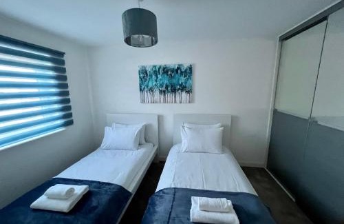 Niddrie House | Beautiful 4-Bedroom House with Private Garden & Parking