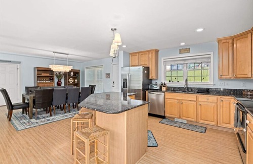 Livingston Cottage | Beautiful 4-Bedroom Lakefront Cottage with Dock