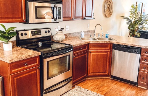 Hoover House | Beautiful 4 Bedroom Townhome close to Hoover Met, RTJ, Shopping and Dining.