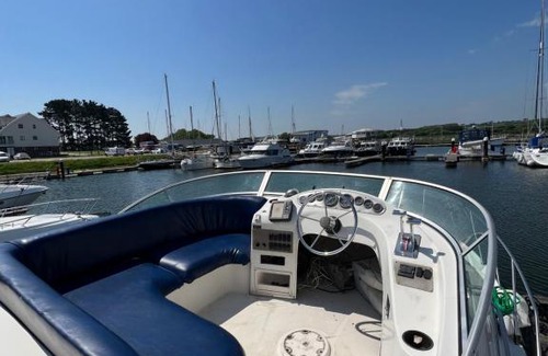 Cowes Boat Rental | Beautiful 4 Berth Boat on the Isle of Wight