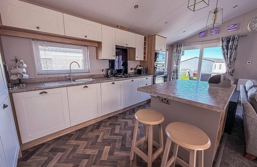 Pakefield Cabin | Beautiful 4 berth lodge with free WiFi at Pakefield Holiday Park ref 68019CR