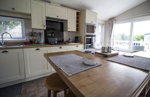 Hunstanton Cabin | Beautiful 4 Berth Lodge With Decking At Manor Park In Hunstanton Ref 23038C
