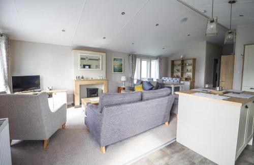 Hunstanton Cabin | Beautiful 4 Berth Lodge With Decking At Manor Park In Hunstanton Ref 23038C