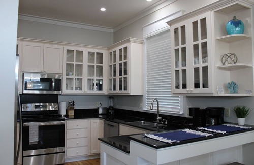 Emerald Waters Village House | Beautiful 4-br 3 king beds, 20 seconds to beach, community pool