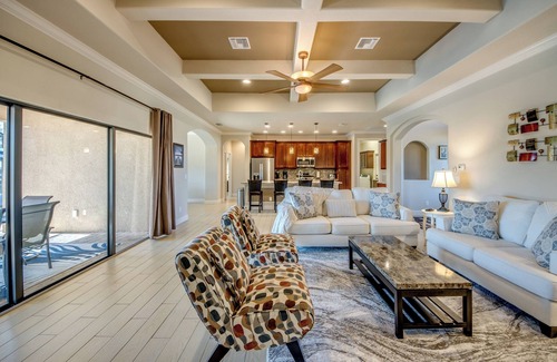 Cape Coral Villa | Beautiful 4 BR waterfront Villa w. heated pool/kayaks/bicycles/fishing poles