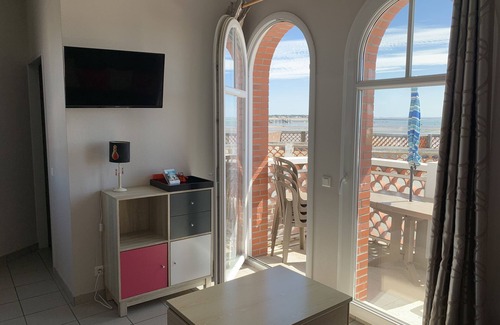 La Tranche-sur-Mer Apartment | BEAUTIFUL 4/6 person beachfront APARTMENT with balcony * 3 keys