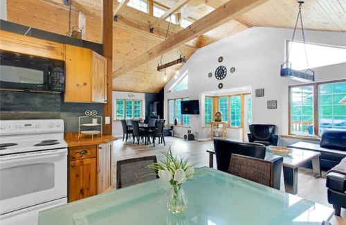 Bracebridge Cottage | Beautiful 4 Season Muskoka river waterfront cottage with a Hot tub!