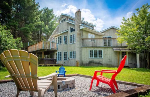 Bracebridge Cottage | Beautiful 4 Season Muskoka river waterfront cottage with a Hot tub!
