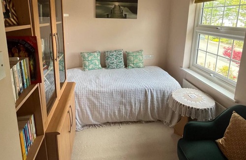 Coombe Hill Apartment | Beautiful 4BD House with Large Garden - Kingston!