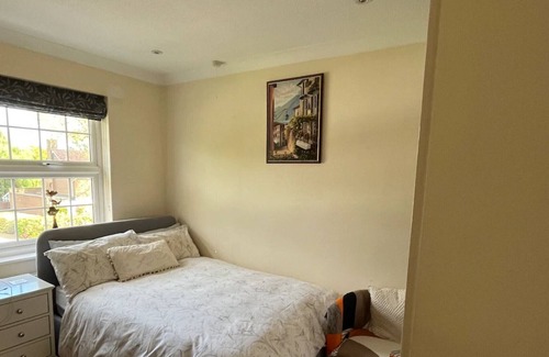 Coombe Hill Apartment | Beautiful 4BD House with Large Garden - Kingston!