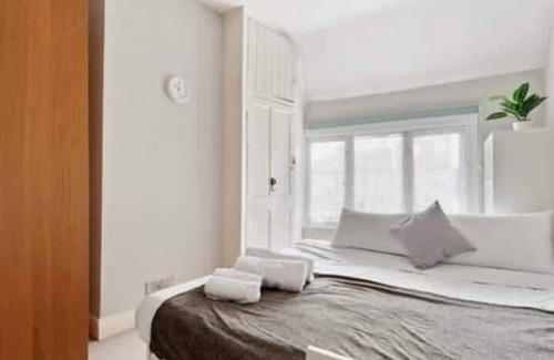 Figge's Marsh House | Beautiful 4BR Home in Mitcham With Garden