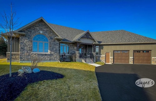Thornbury House | Beautiful 5 Bed, 5 Bath House in Thornbury! Amazing Location! Level Land!
