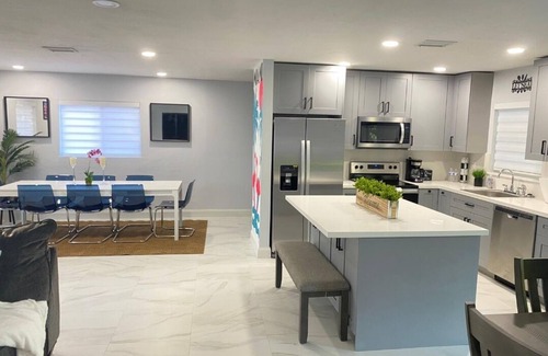 Miami Gardens House | Beautiful 5 bedroom Modern Home with a Pool