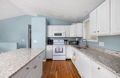 Saunderstown House | Beautiful 5 bedroom near beaches. Walk to Narrow River.