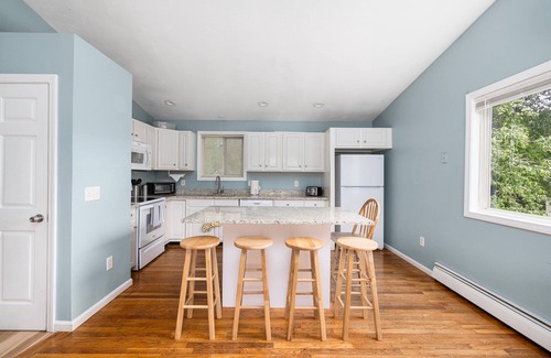 Saunderstown House | Beautiful 5 bedroom near beaches. Walk to Narrow River.