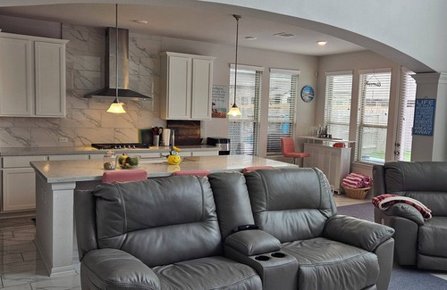 Santa Fe House | Beautiful 5 + bedroom house near Galveston with game/media room, pool & hot tub