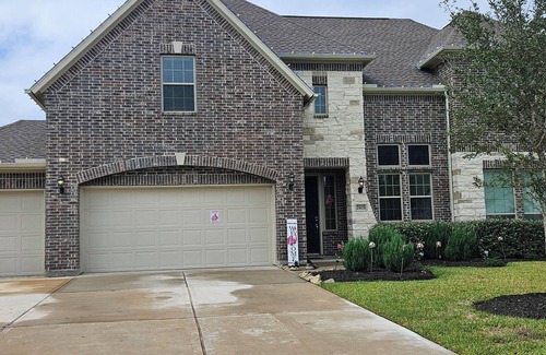 Santa Fe House | Beautiful 5 + bedroom house near Galveston with game/media room, pool & hot tub