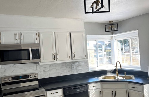Mobile House | Beautiful 5 bedroom home w/fireplace. Close to all attractions in Mobile area