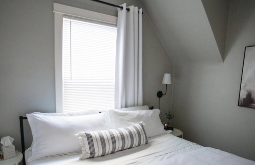 Irving Park East House | Beautiful 5BR Reunion Home near O'Hare and Downtown Chicago