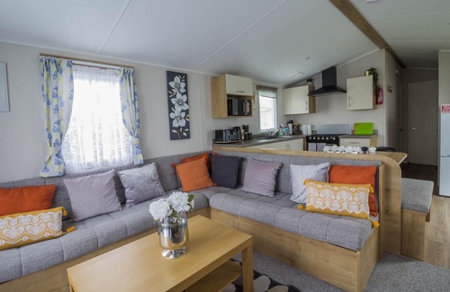 Leysdown-on-Sea House | Beautiful 6 berth caravan for hire at Central Beach Park in Kent ref 57018B