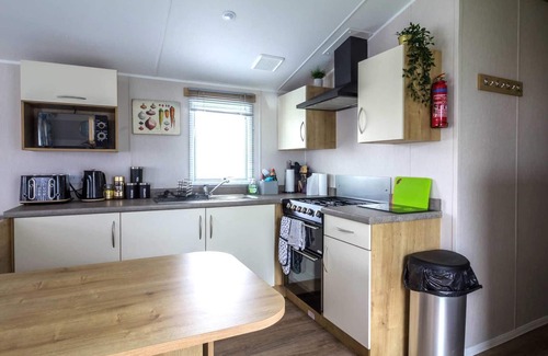 Leysdown-on-Sea House | Beautiful 6 berth caravan for hire at Central Beach Park in Kent ref 57018B