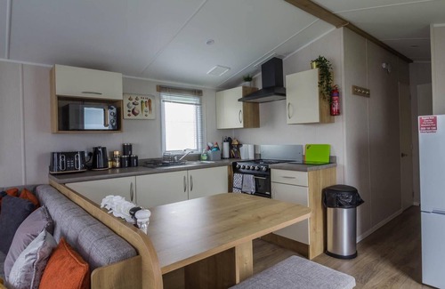 Leysdown-on-Sea House | Beautiful 6 berth caravan for hire at Central Beach Park in Kent ref 57018B
