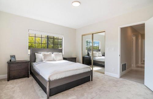 Beverlywood Villa | Beautiful 6BR Family 2-Story Villa With Large Backyard and Outdoor Kitchen