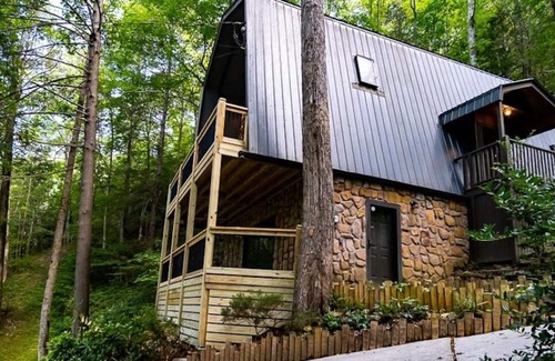 Walland House | Beautiful A-Frame Style Cabin on 5 Private Acres