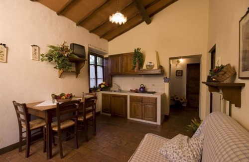 Colle di Val d'Elsa House | Beautiful apartment in villa for 4 people with pool, TV, patio and pets allowed