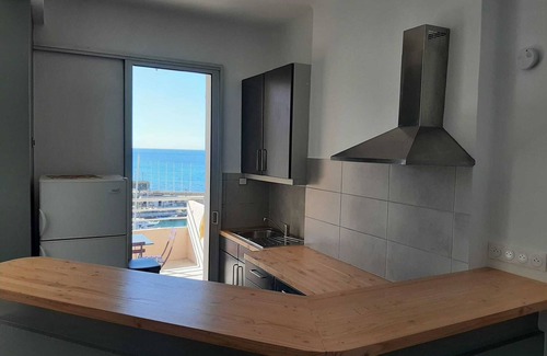 Cassis Apartment | Beautiful and bright apartment with lovely view of Cassis Bay and feet in water