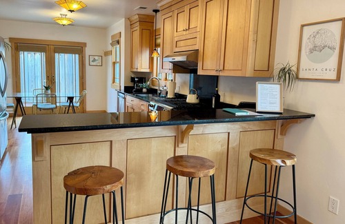 Bananna Belt House | Beautiful and Clean 1920s Seabright Retreat - Perfect Central Location
